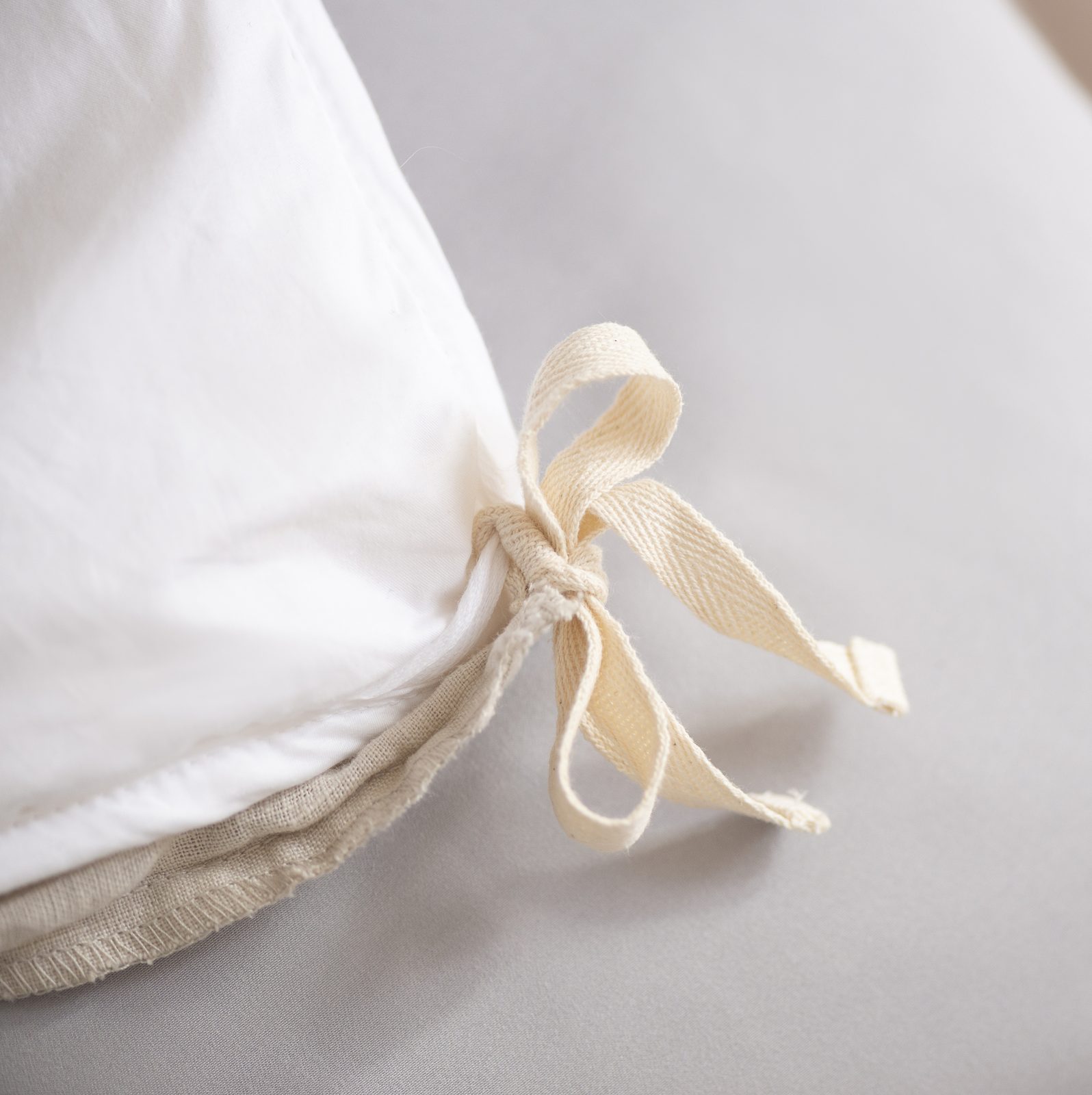 Pętelka w rogu kołdry przywiązana do troczka